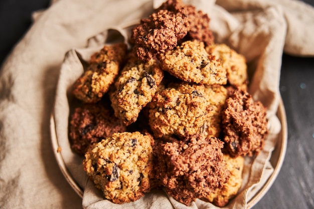 Closeup colpo di deliziosi biscotti di farina d'avena fatti in casa in un piatto