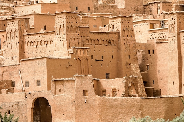 Closeup colpo di edifici in cemento sotto il sole in Marocco