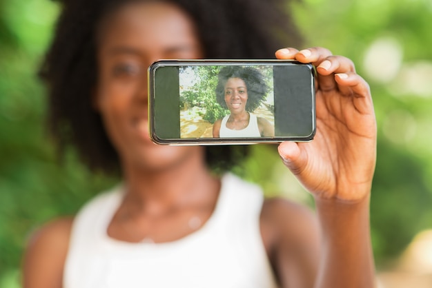 Closeup di Black Lady Prendendo Selfie Photo all&#39;aperto