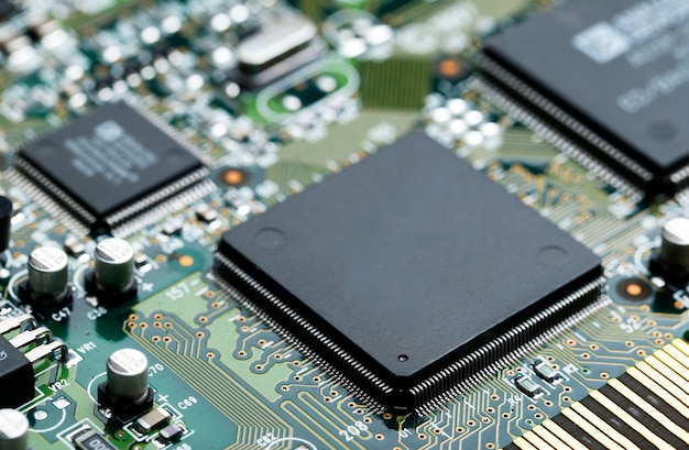 Closeup di circuito elettronico con microchip CPU componenti elettronici sfondo
