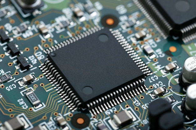 Closeup di circuito elettronico con microchip CPU componenti elettronici sfondo