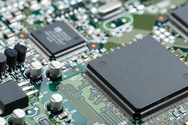 Closeup di circuito elettronico con microchip CPU componenti elettronici sfondo