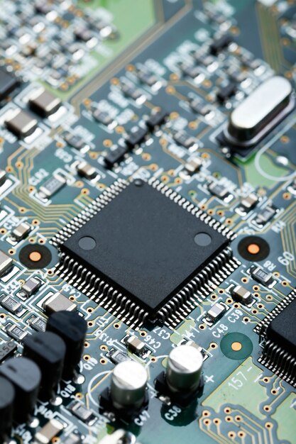 Closeup di circuito elettronico con microchip CPU componenti elettronici sfondo