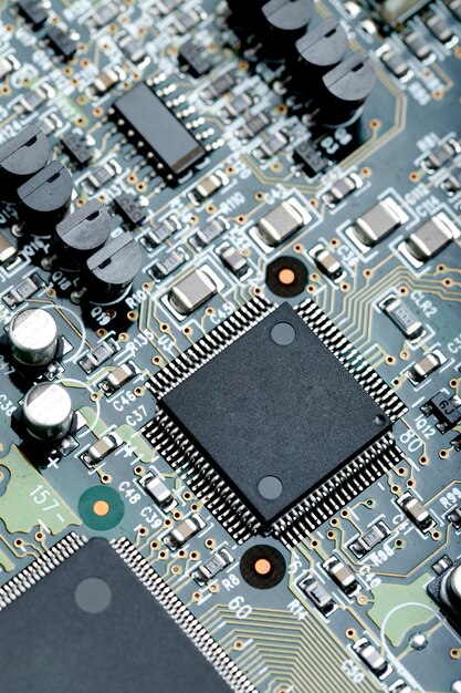 Closeup di circuito elettronico con microchip CPU componenti elettronici sfondo