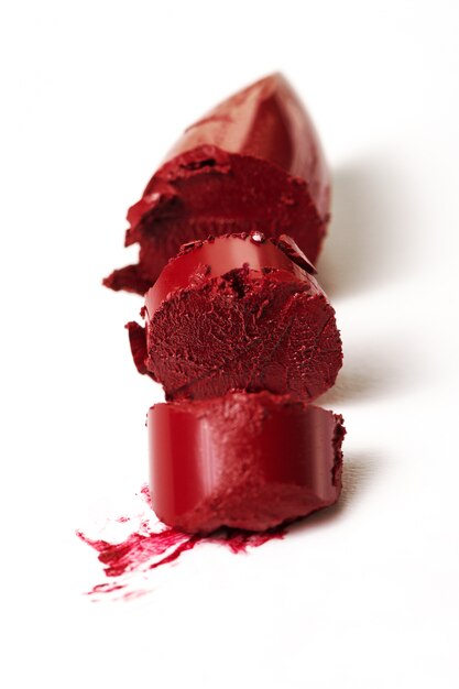 Closeup di rossetto rosso rosa classico rotto. Moda.