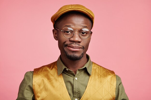 Closeup ritratto di giovane uomo afro-americano con il cappello