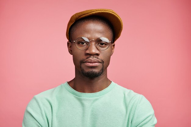 Closeup ritratto di giovane uomo afro-americano con il cappello