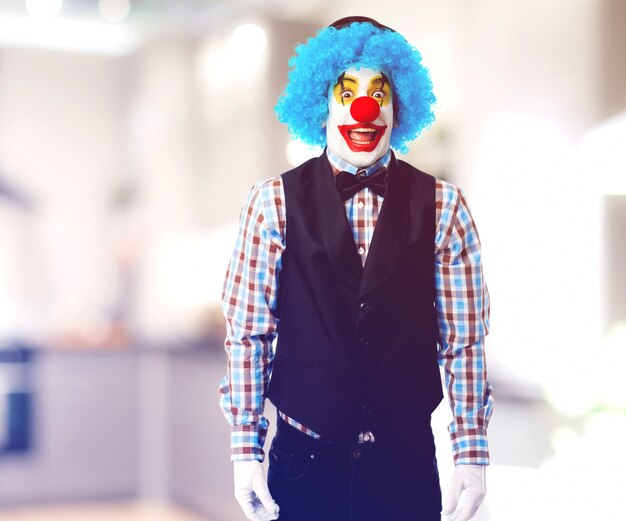 Clown con le braccia caduti sorridente