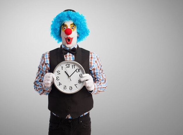 Clown con un gigantesco orologio