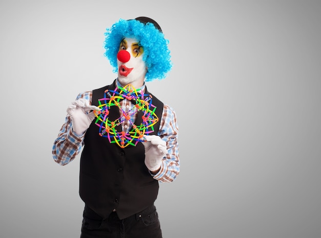 Clown con un giocattolo