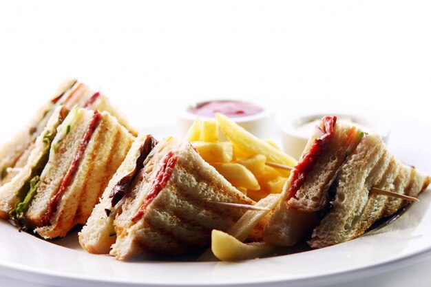 Club sandwich con carne e verde