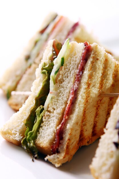 Club sandwich con carne e verde