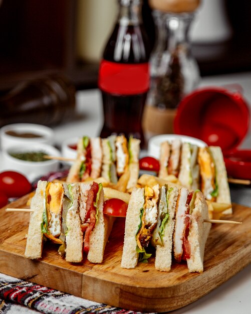 Club sandwich con patatine fritte e coca cola