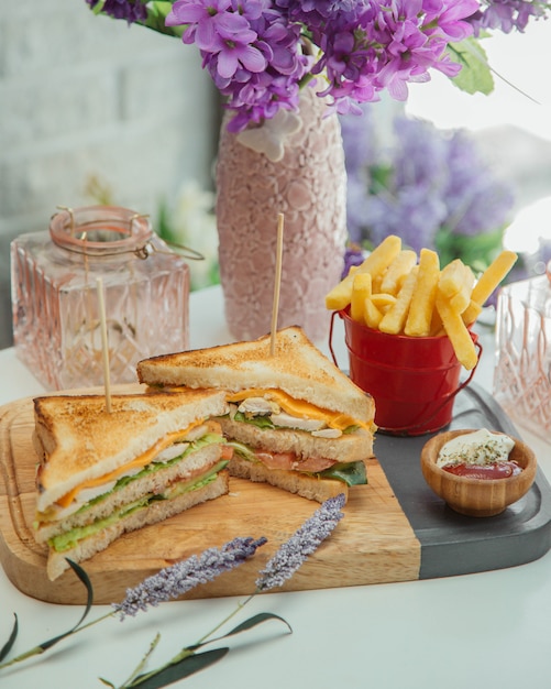 club sandwich con patatine fritte