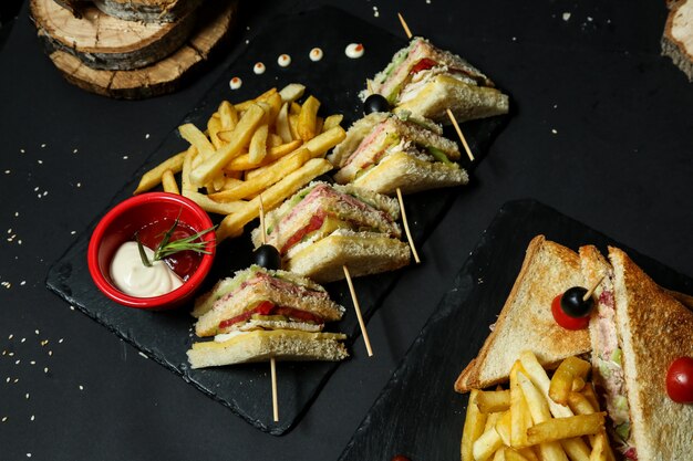 Club sandwich con patatine fritte