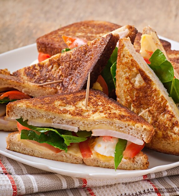 Club sandwich con pollo e prosciutto