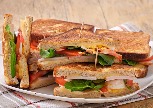 Club sandwich con pollo e prosciutto