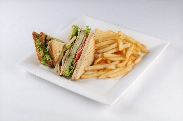 Club sandwich e patatine fritte