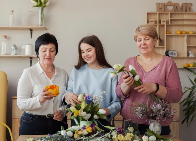 Club sociale femminile che esamina i fiori