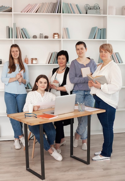 Club sociale femminile che per mezzo di un computer portatile