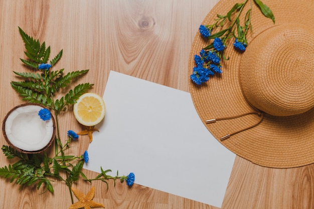 Cocco, foglie, cappello, carta bianca e lemmon