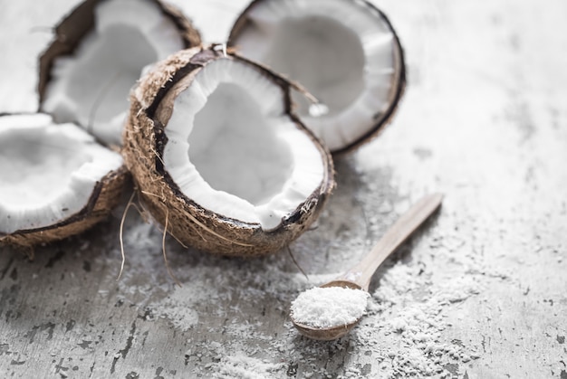 cocco su fondo in legno