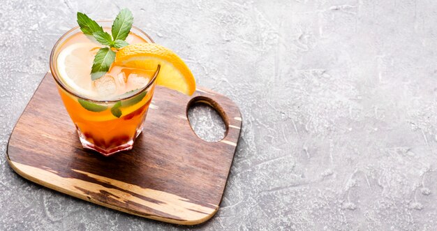 Cocktail ad alto angolo sul tagliere con copia-spazio