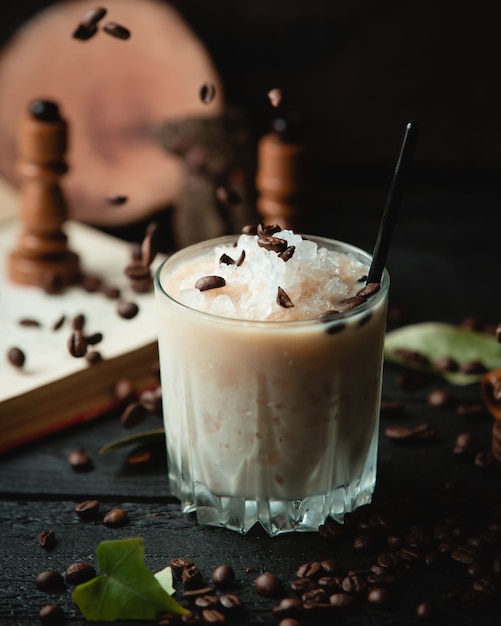 Cocktail al latte con ghiaccio tritato e gocce di cioccolato.