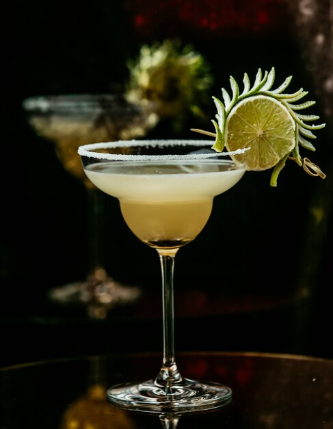 cocktail al limone sul tavolo