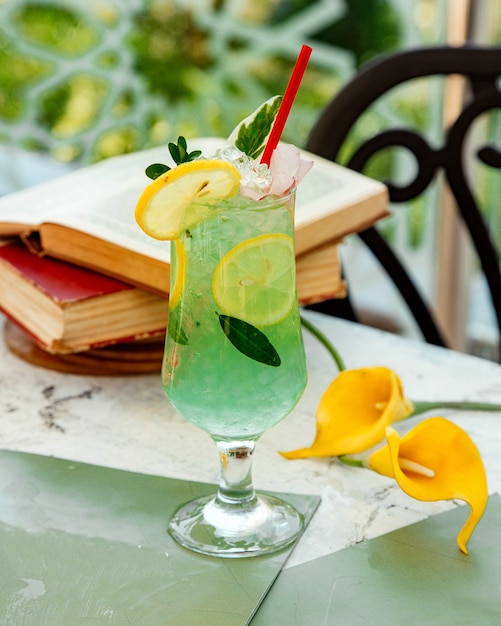 Cocktail al limone verde con fette di ghiaccio e limone