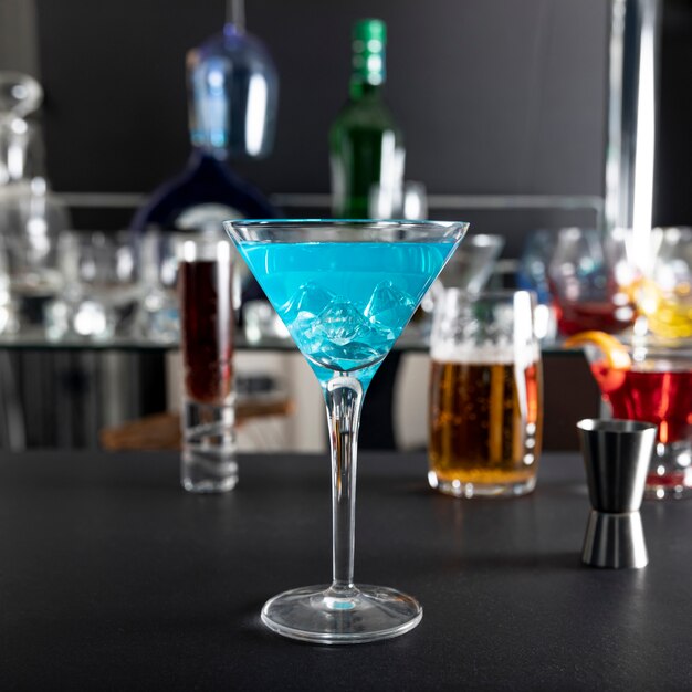 Cocktail alcolico fresco del primo piano pronto per essere servito