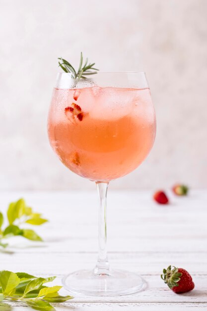 Cocktail alcolico rinfrescante del primo piano pronto per essere servito