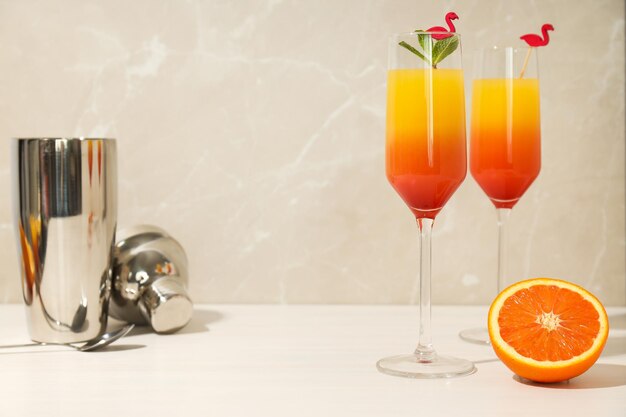 Cocktail all'arancia concetto di fresco delizioso cocktail di agrumi estivi