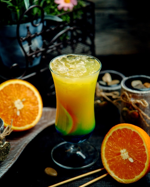 Cocktail arancione con ghiaccio sul tavolo