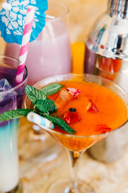 Cocktail arancione e frutti tropicali