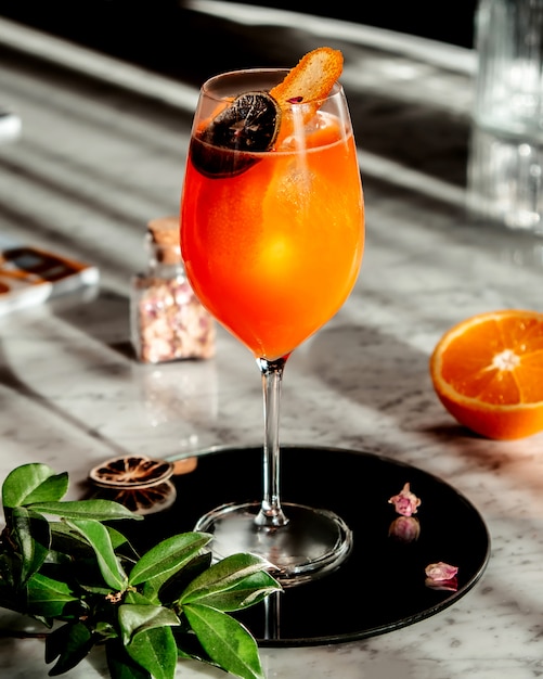 Cocktail arancione ghiacciato sul tavolo