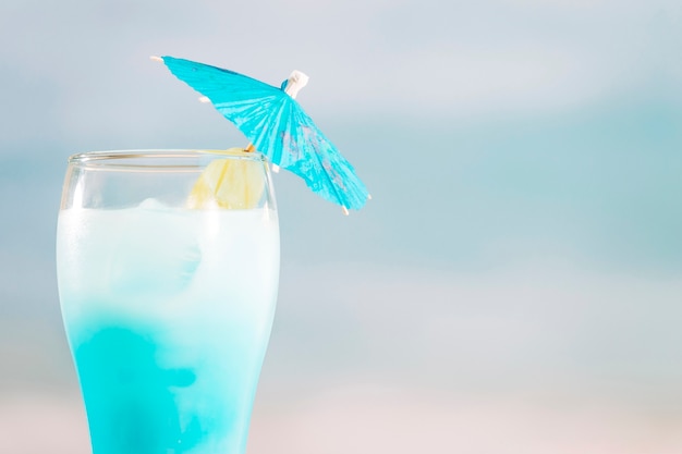 Cocktail azzurro con ombrello in vetro