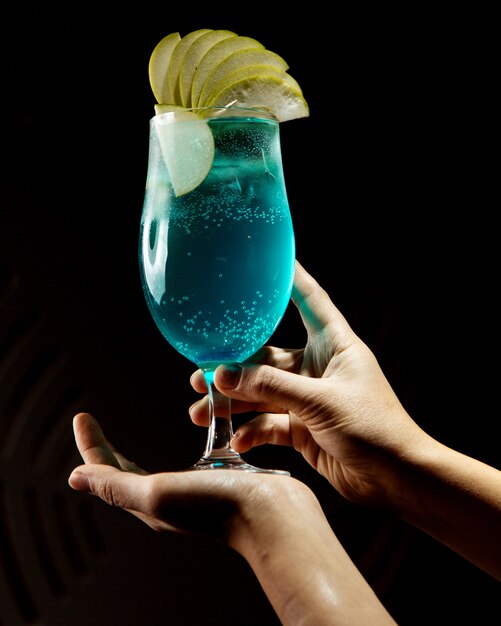 Cocktail blu con fette di mela in cima