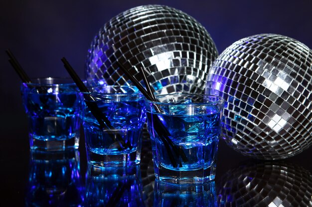 Cocktail blu freddo con palla da discoteca