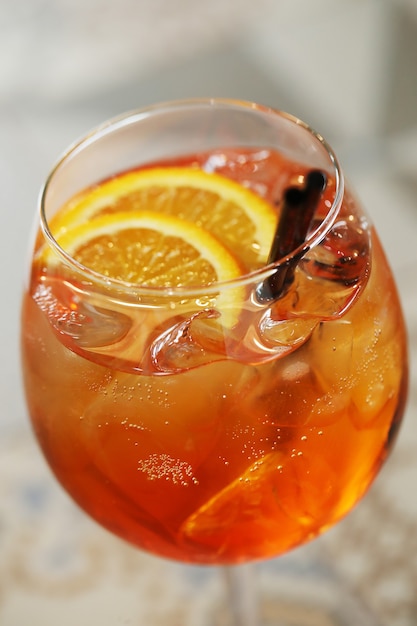 Cocktail con fetta d'arancia