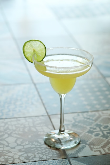 Cocktail con fetta di lime