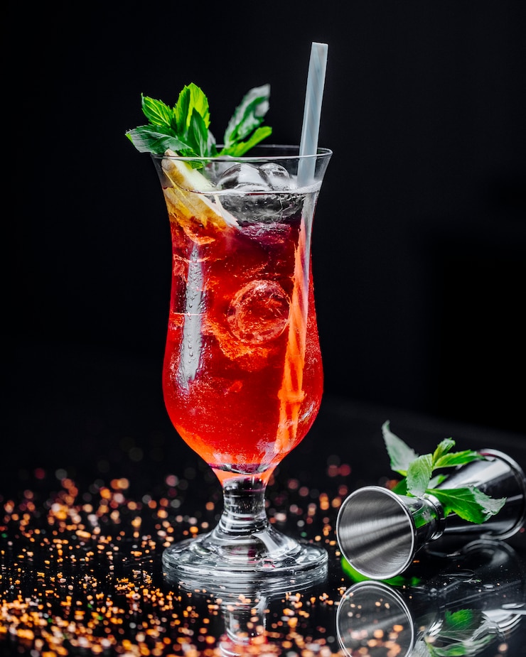 Foto gratuito cocktail con fette di limone cubetti di ghiaccio e menta