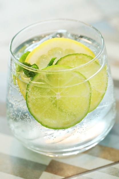 Cocktail con fettine di lime