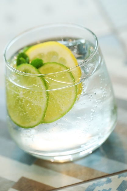 Cocktail con fettine di lime