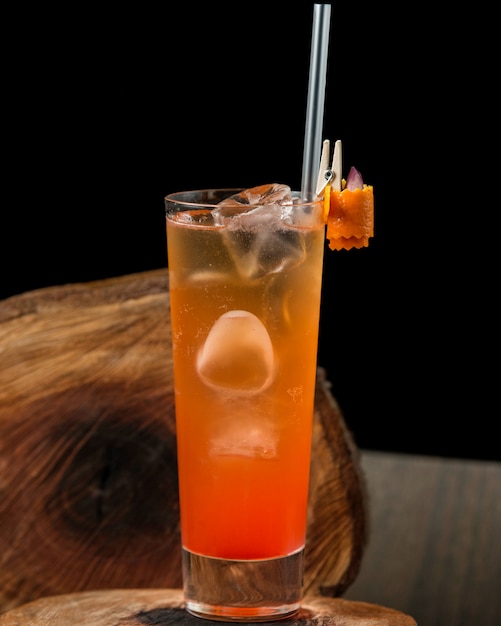 Cocktail con ghiaccio sul tavolo