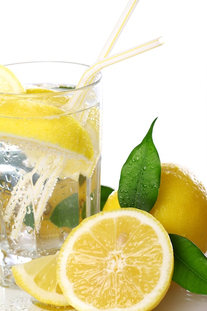 Cocktail con limoni freschi