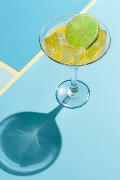 Cocktail Daiquiri con angolo alto di lime