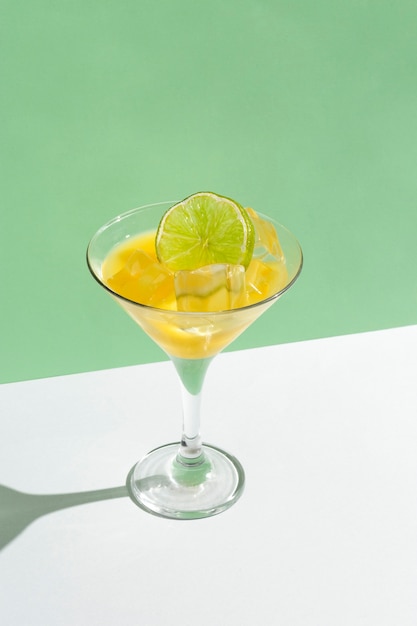 Cocktail daiquiri gustoso ad alto angolo con lime