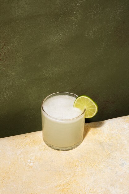 Cocktail daiquiri gustoso ad alto angolo con lime