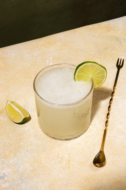 Cocktail daiquiri gustoso ad alto angolo con lime